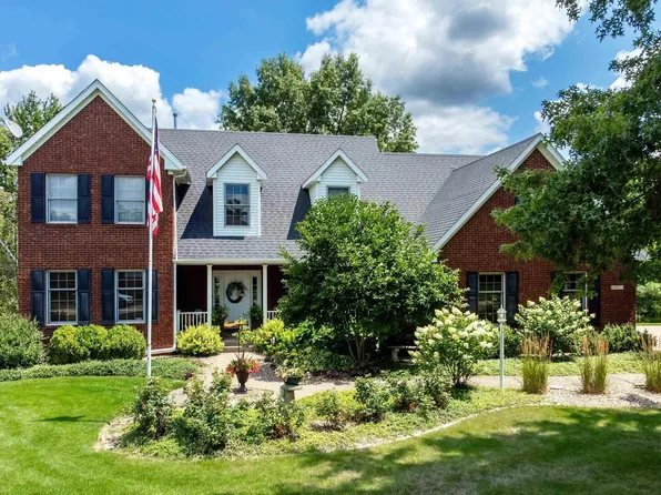 4921 School House Rd, Bettendorf, IA 52722