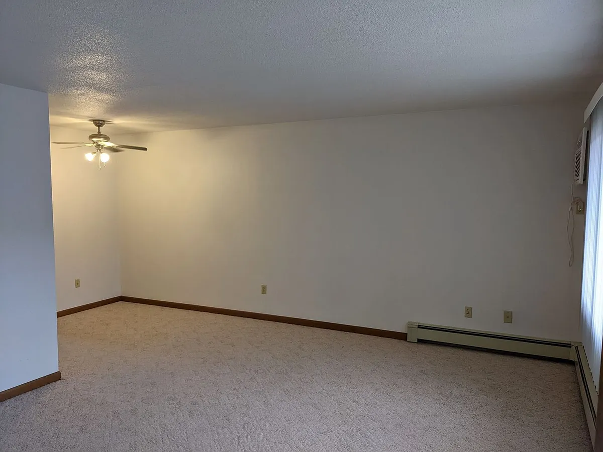 Building Photo - 636 S Dodge St