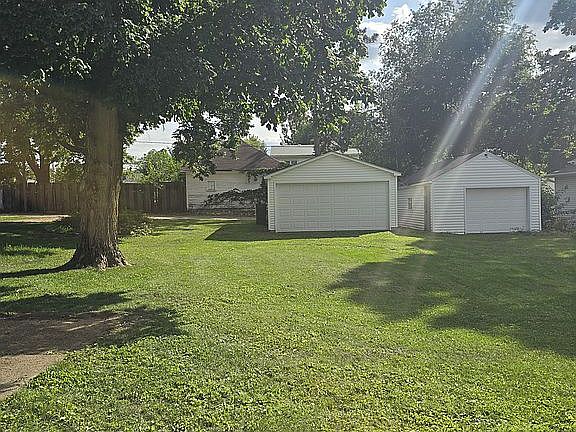 4th image of 303 Heaton St