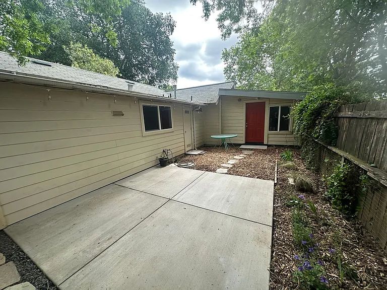 2050 Laburnum Ave — Photo 31