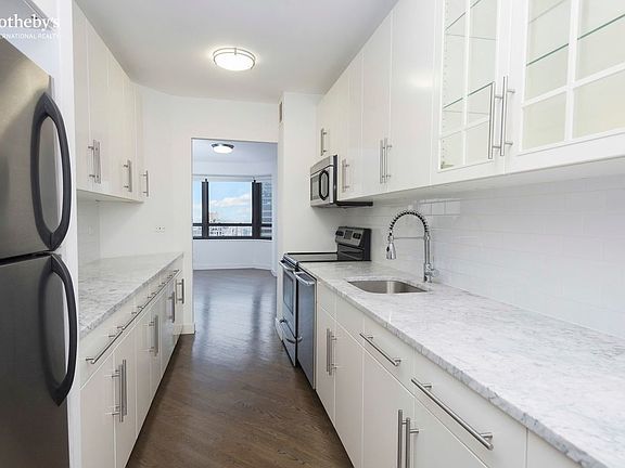 5th image of 240 E 47th St APT 39C