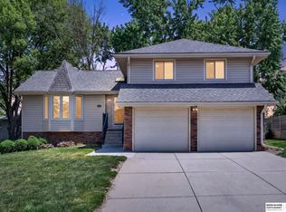 819 Tara Rd, Papillion, NE 68046