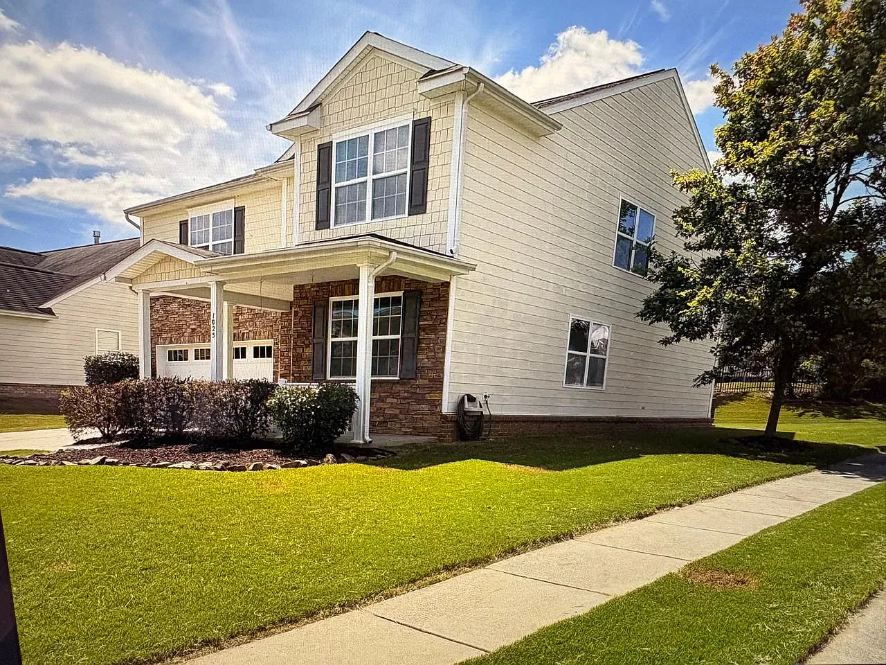 4 bed, 2.5 bath, 2560 sqft, $3,990 — Photo 2
