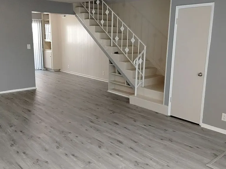 880 Victor Ave — Photo 4