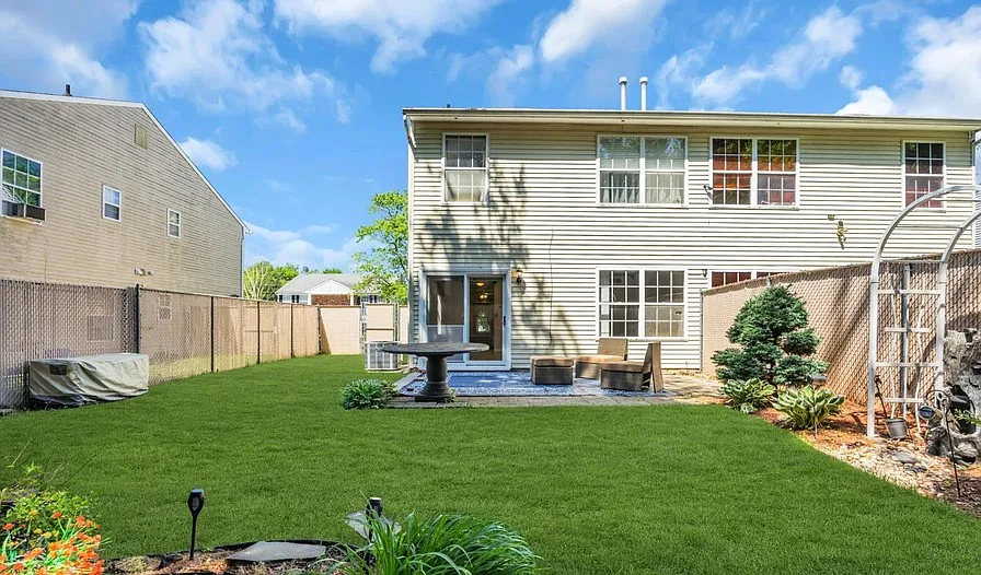 3 bed, 2.5 bath, 1700 sqft, $3,400 — Photo 3