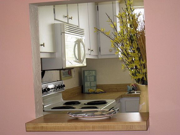 Pass-thru from kitchen to dining area