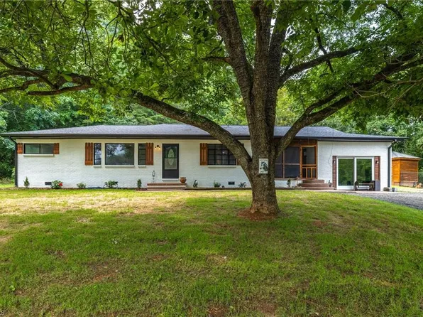 2197 Blackberry Rd, Thomasville, NC 27360