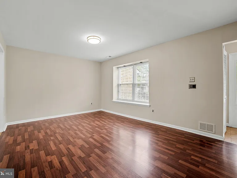 109 Stratton Ln — Photo 5