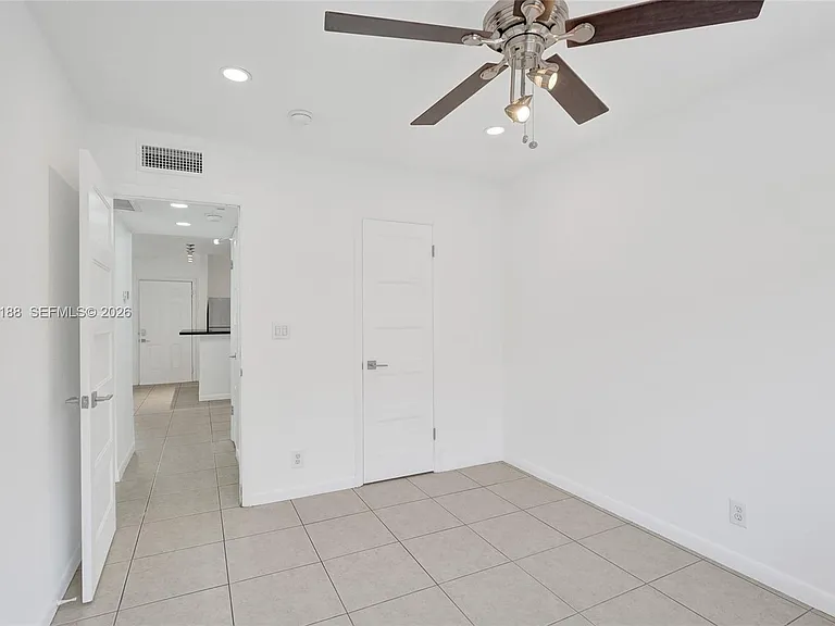 3050 NE 5th Ter #13 — Photo 19