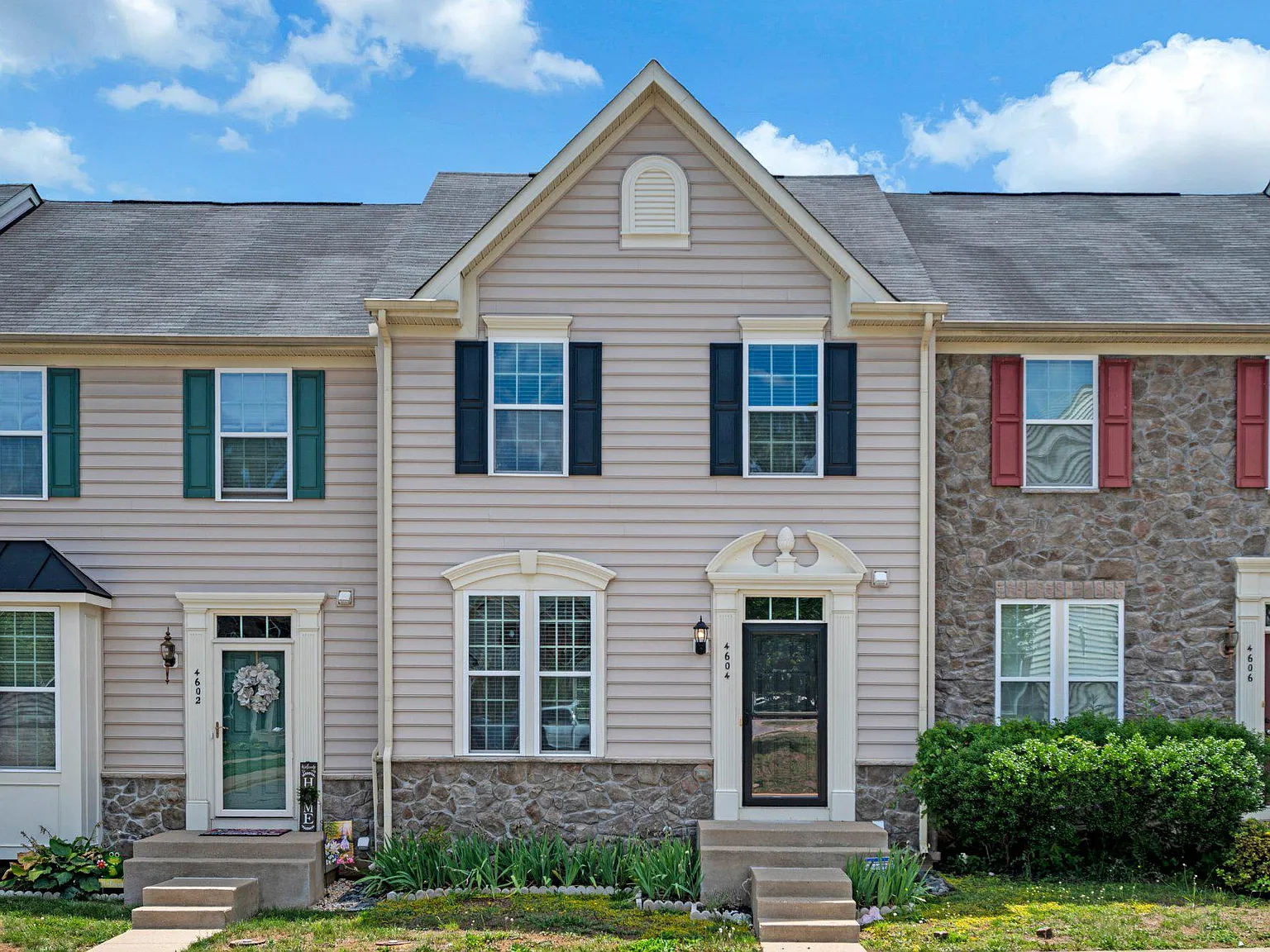3 bed, 3.0 bath, 2052 sqft, $2,550 — Photo 1