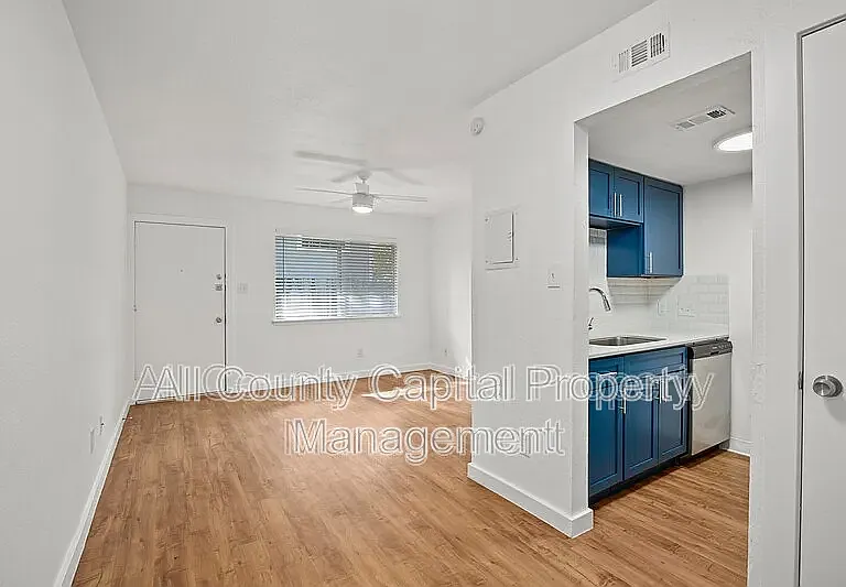 404 W 35th St #205 — Photo 4