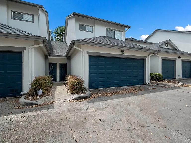 Castle Hills Townhomes — Photo 18