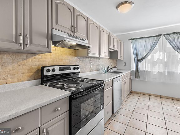 2nd image of 529 W Marshall St