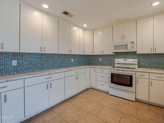 3rd image of 132 Dawn Dr