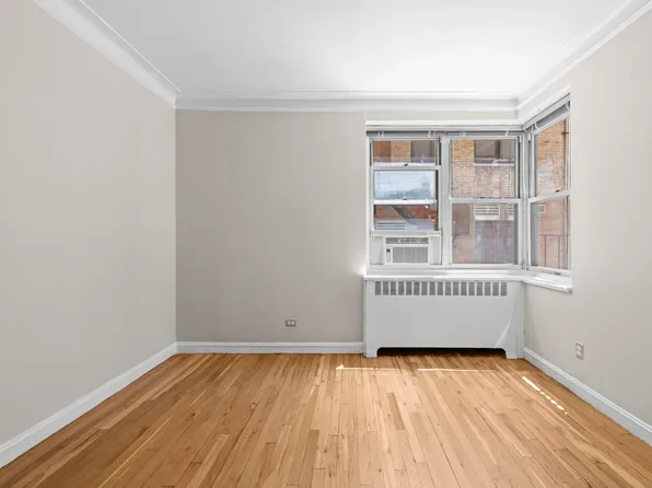 300 West 53rd Street image 12 of 13