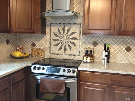 New (1yr) Custom Kitchen with Granite and all 1 yr stainless