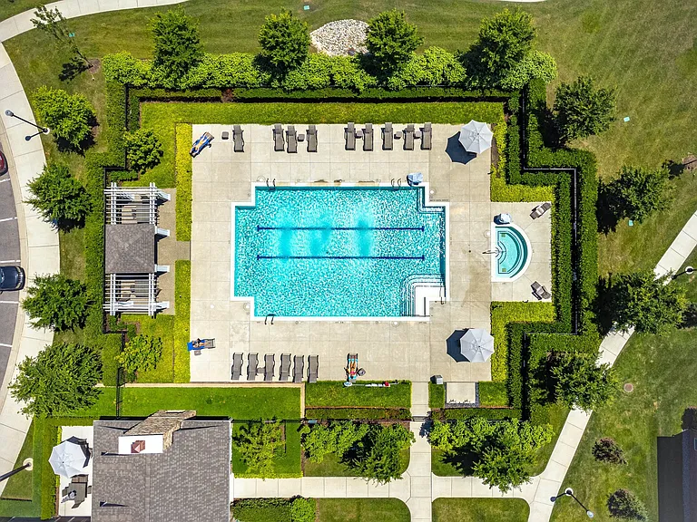 Huntley Manor — Photo 30