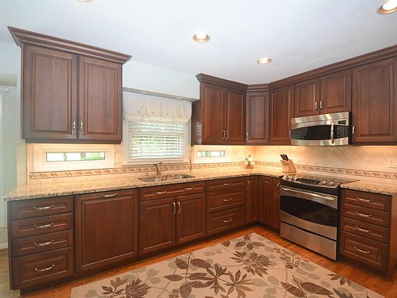3rd image of 7666 Brookstone Dr