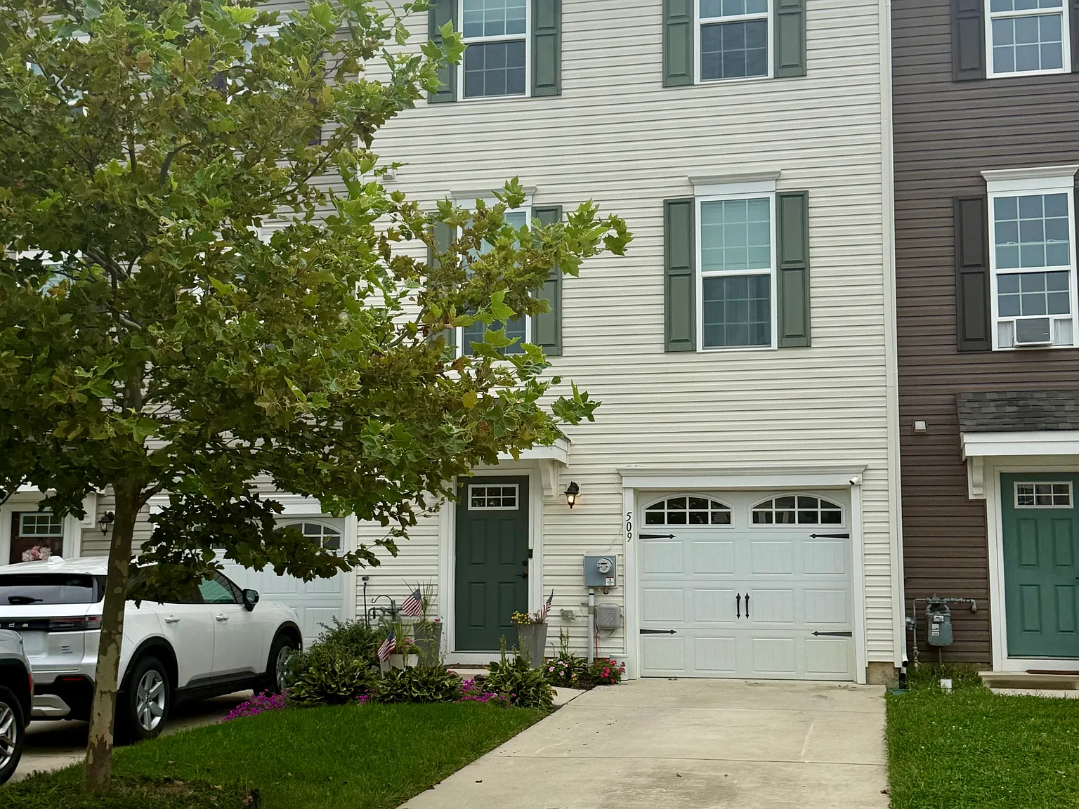 3 bed, 2.5 bath, 1960 sqft, $2,950 — Photo 2