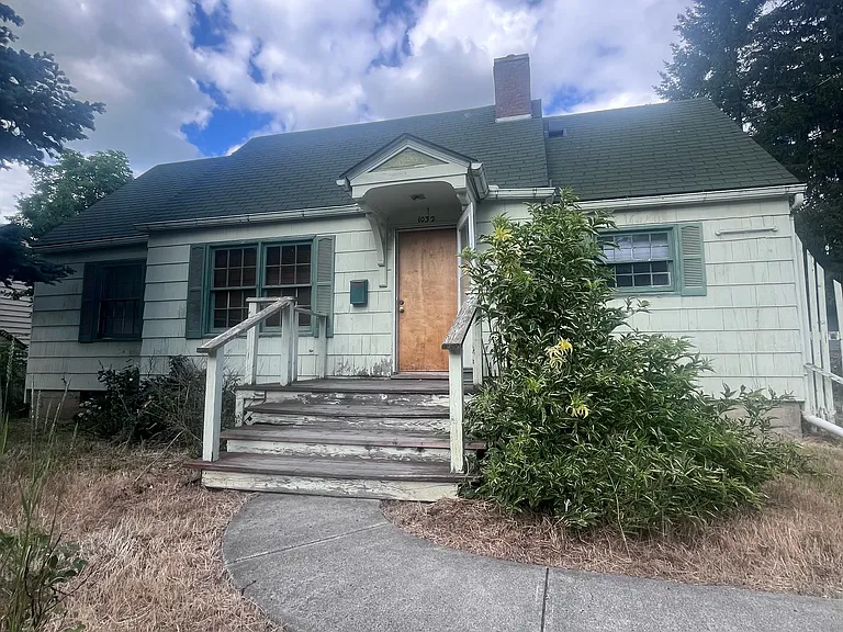 1032 NE D St — Photo 1