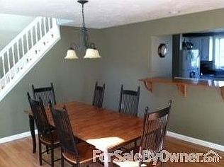 Spacious and sunny dinning room
						:
						bright and sunny throughout and great open concept for entertaining