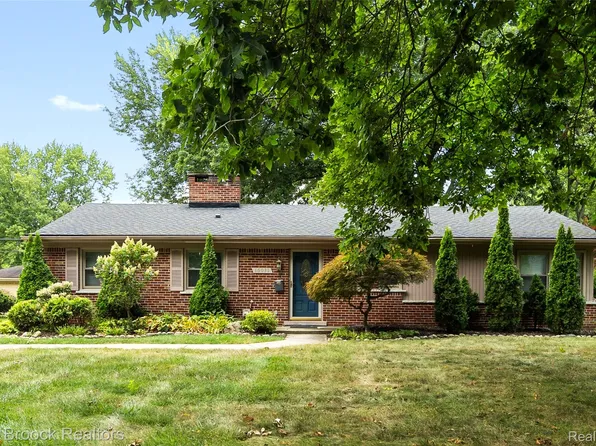 16031 Buckingham Ave, Beverly Hills, MI 48025