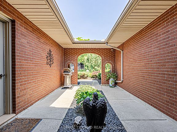 2nd image of 189 Huntington Cres