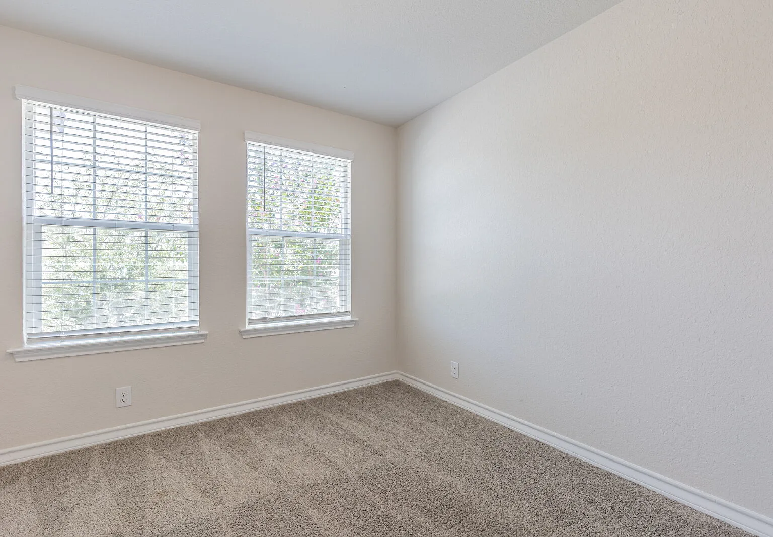 4 bed, 2.0 bath, 1901 sqft, $1,895 — Photo 3