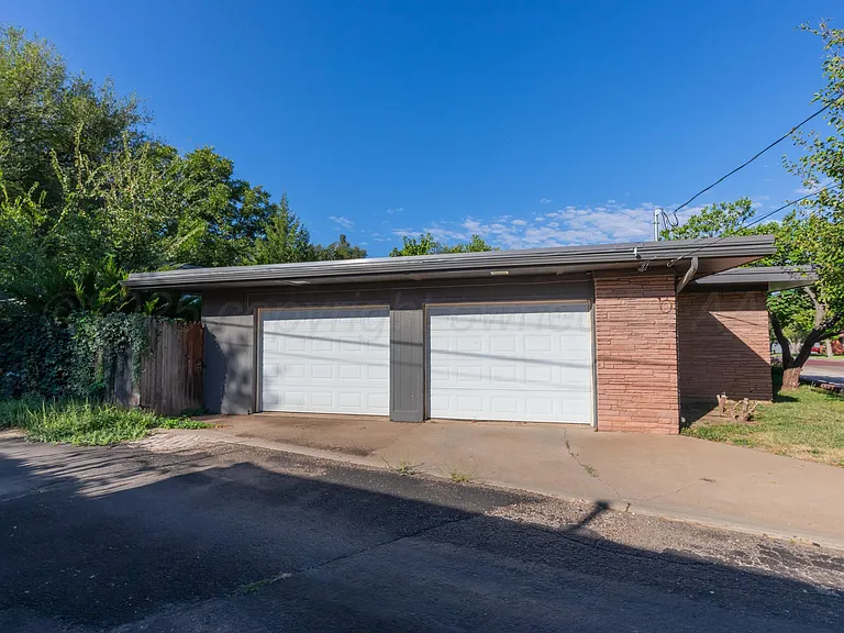 2601 S Ong St — Photo 33