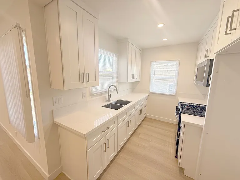4123-4125 Ocean View Blvd — Photo 20