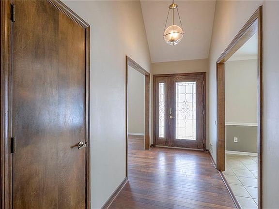 4th image of 10504 Bond St