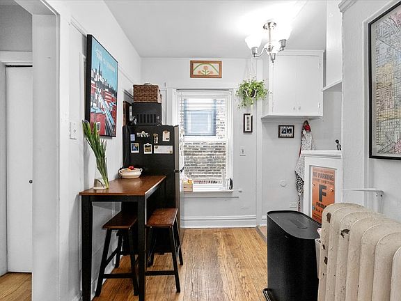 3rd image of 652 W Oakdale Ave APT 3N