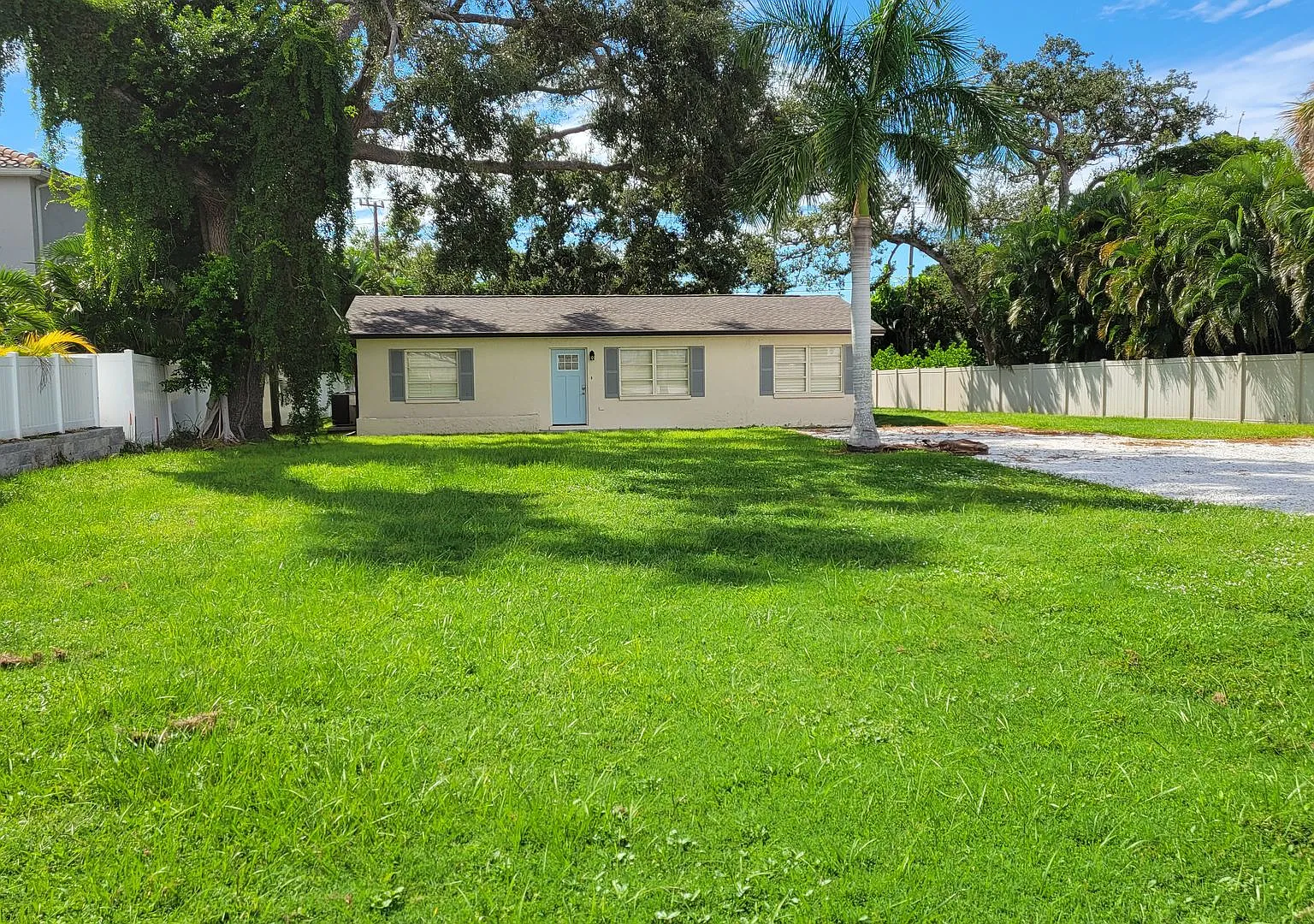 Seasonal only Large downtown Sarasota renovated home for your next vacation — Photo 1