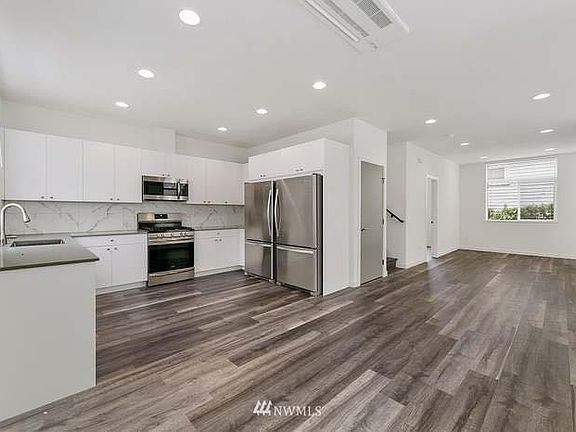 2nd image of 908 W Emerson St #908