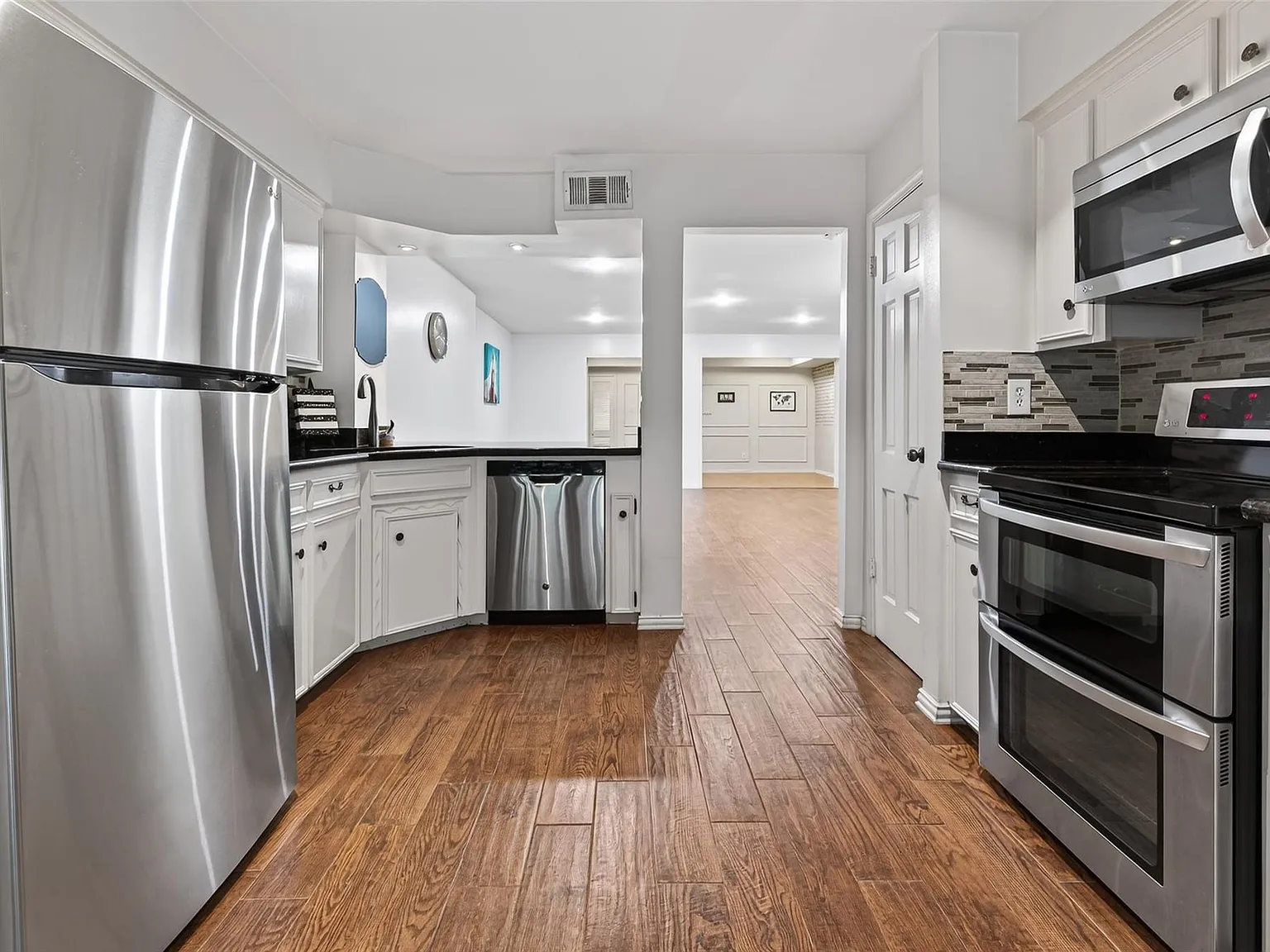 2 bed, 2.5 bath, 1900 sqft, $1,980 — Photo 4