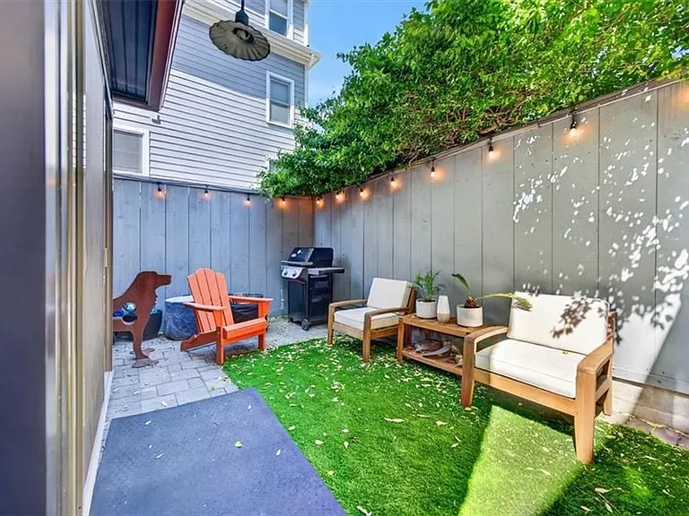 494 Thames St — Photo 27