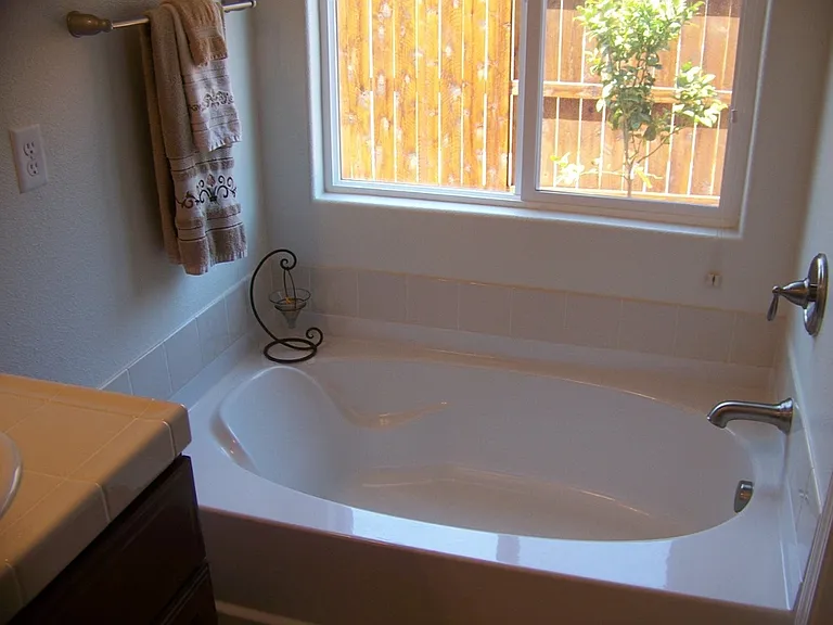 305 Hampton Dr — Photo 32