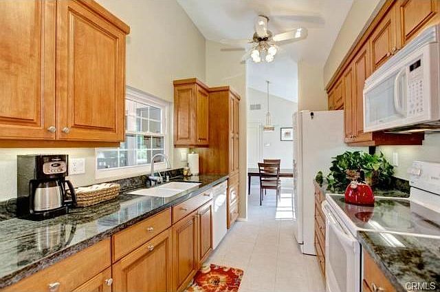 Beautifully updated end-unit condo!