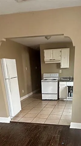2 bed, 1.0 bath, 735 sqft, $1,200 — Photo 3