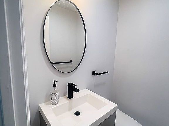 5th image of 1465 E Putnam Ave APT 224