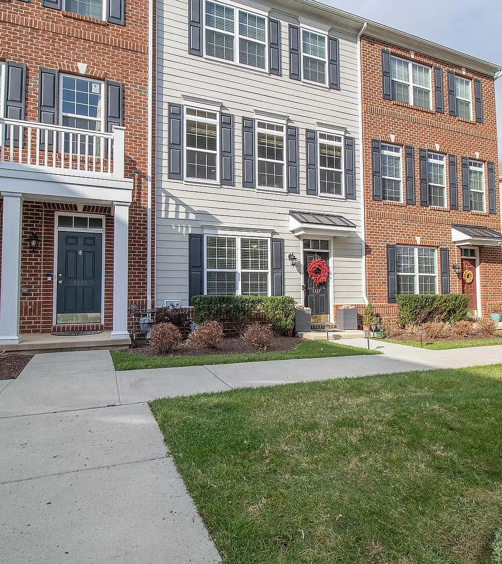3 bed, 2.5 bath, 1900 sqft, $2,700 — Photo 1