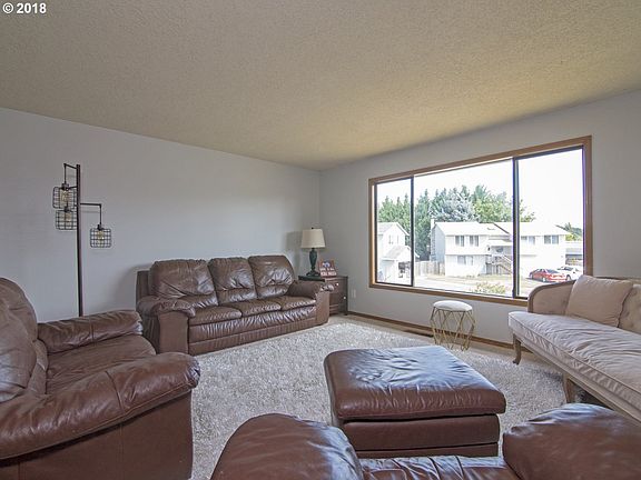 2nd image of 826 NE Melinda Ct