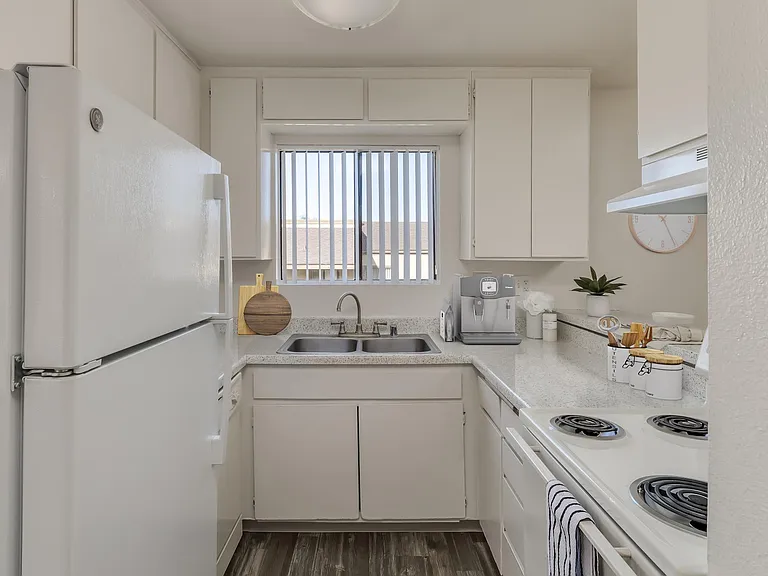Sunset Trails Apartments — Photo 7