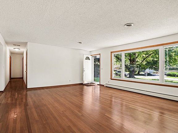 4th image of 41 E Larkspur Ln