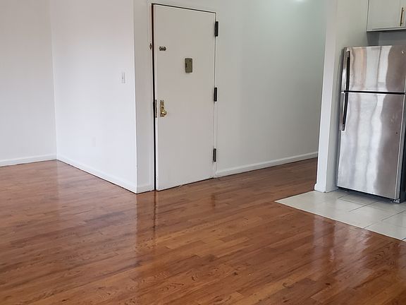 4th image of 2503 Church Ave #2