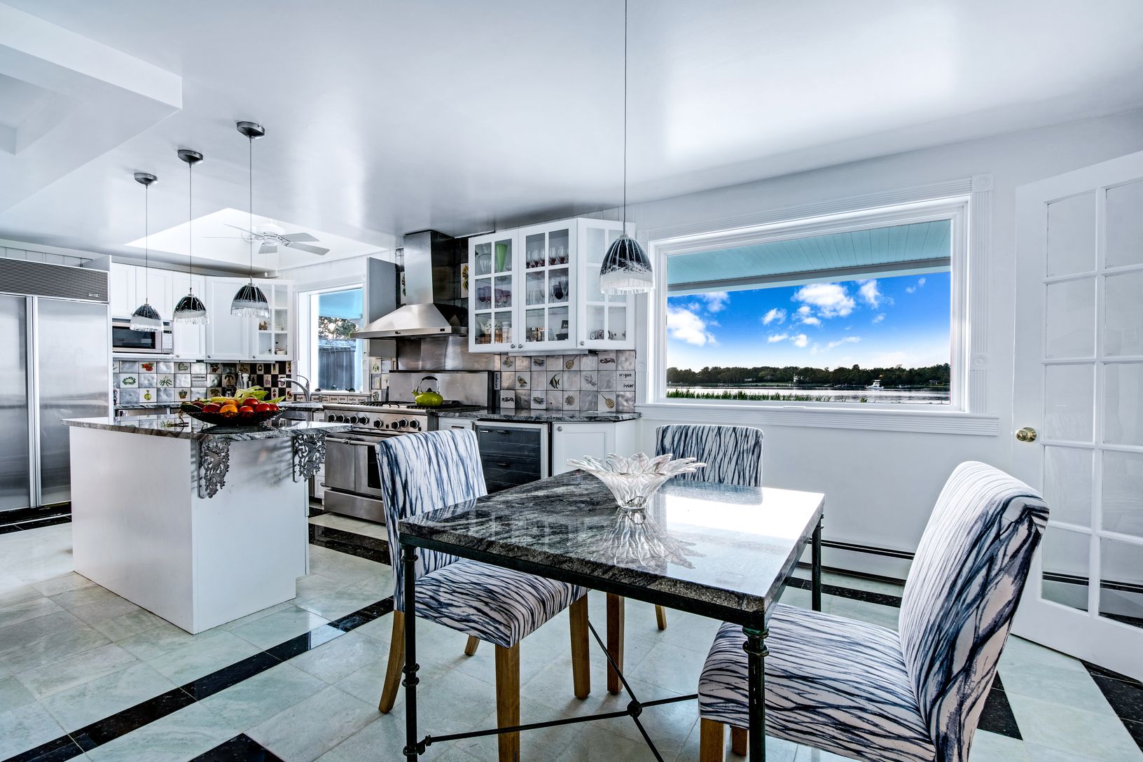 EAT-IN CHEF'S KITCHEN