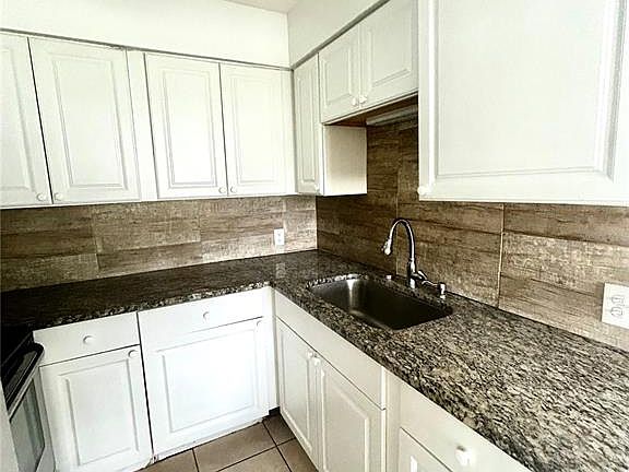 3rd image of 2695 Fruitville Rd