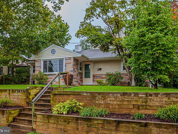 3rd image of 1202 Brooke Dr
