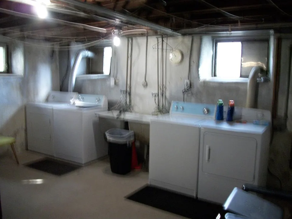 Washer/dryer facility (basement)