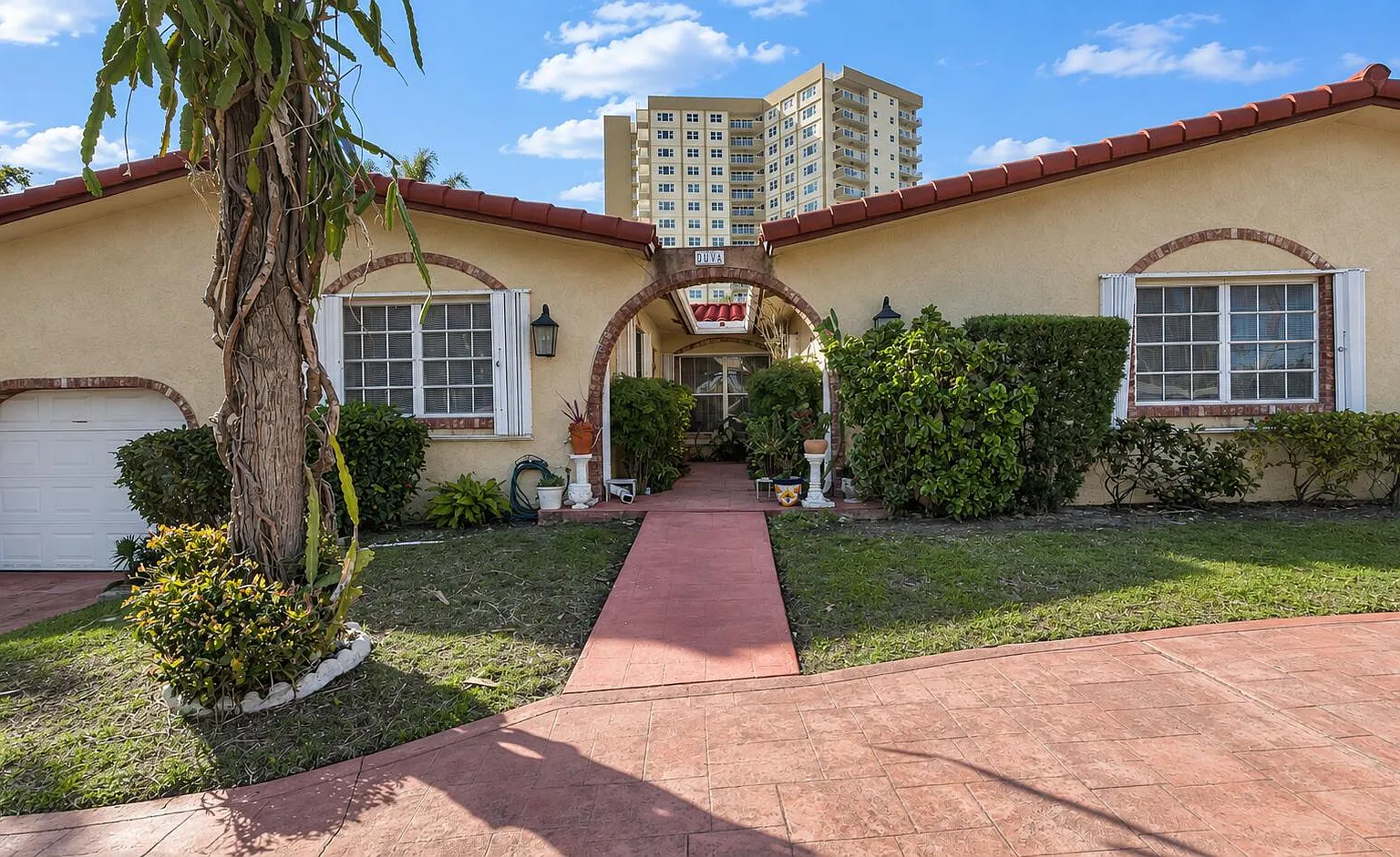 2 bed, 2.0 bath, 3961 sqft, $4,600 — Photo 2